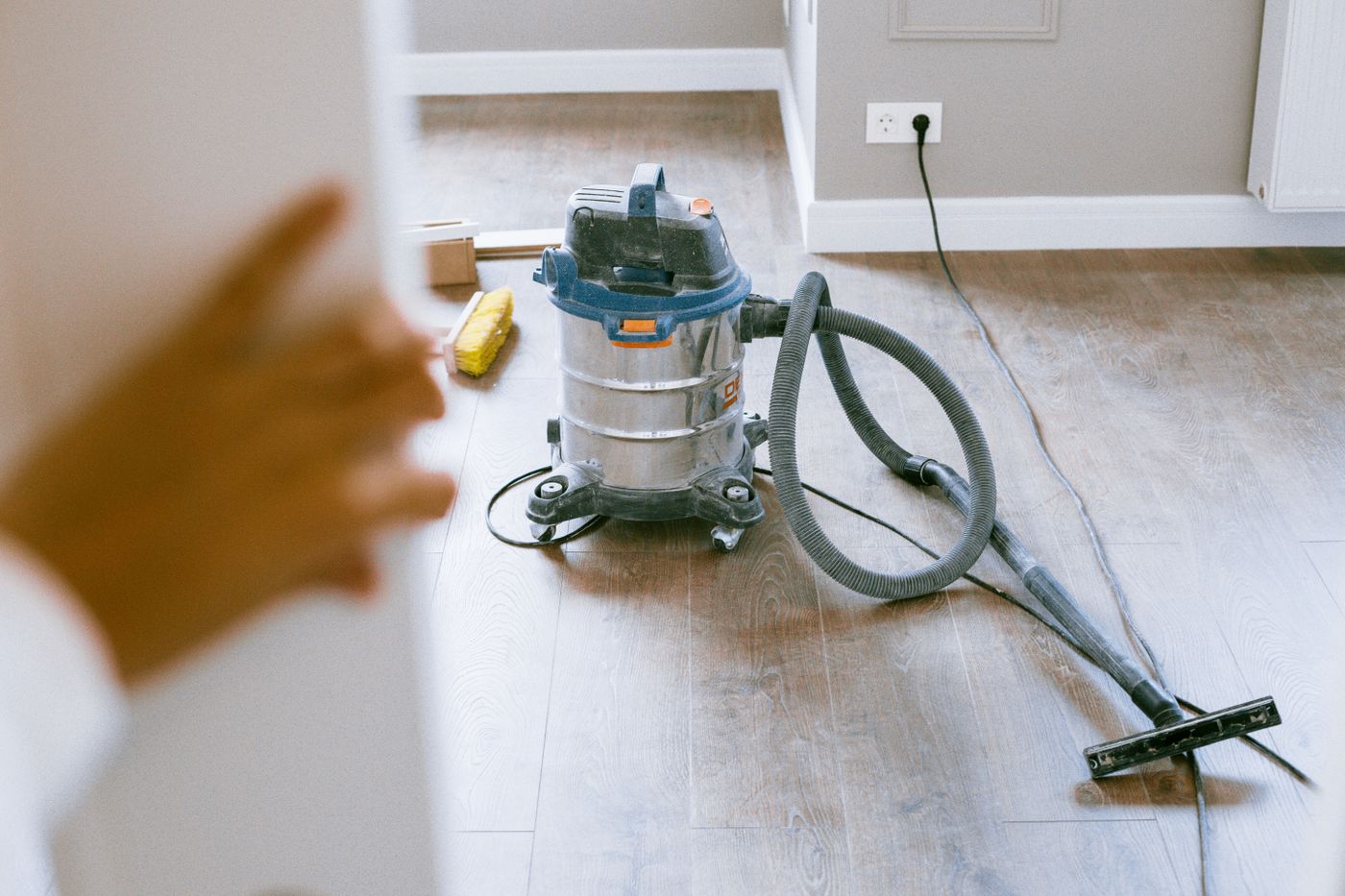 Aspirateur de chantier sur le sol d’une pièce rénovée