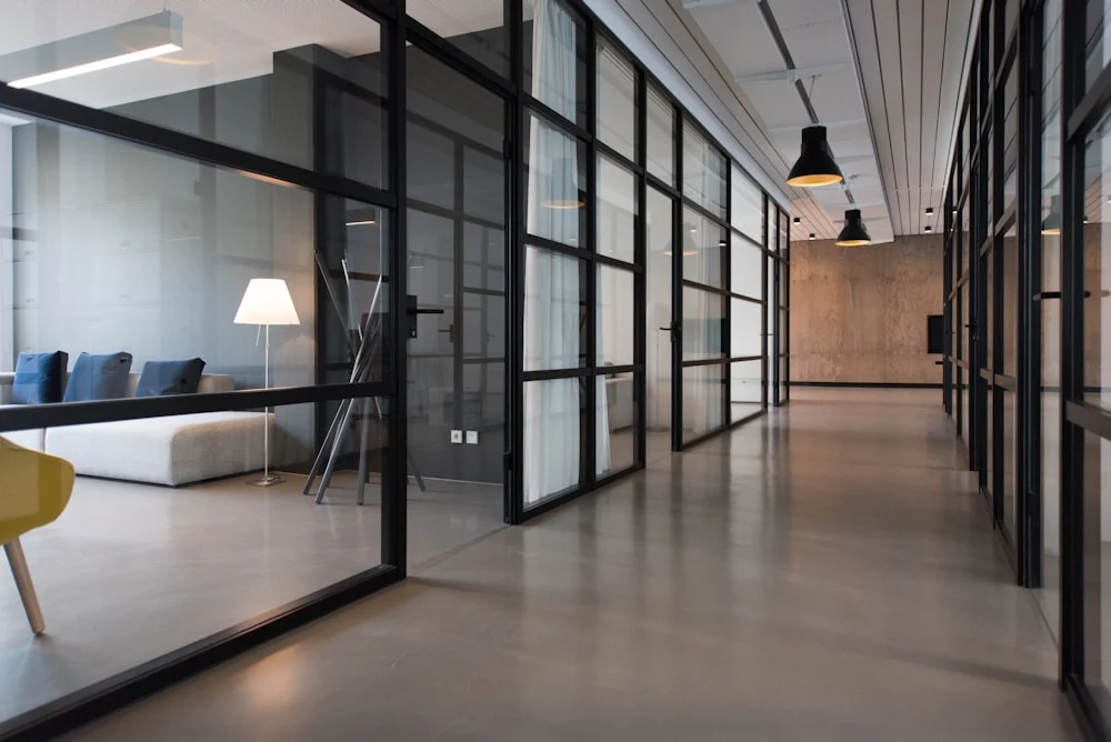 Espace professionnel lumineux avec bureaux et cloisons vitrées